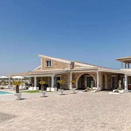 Hollywood-style With Private Pool